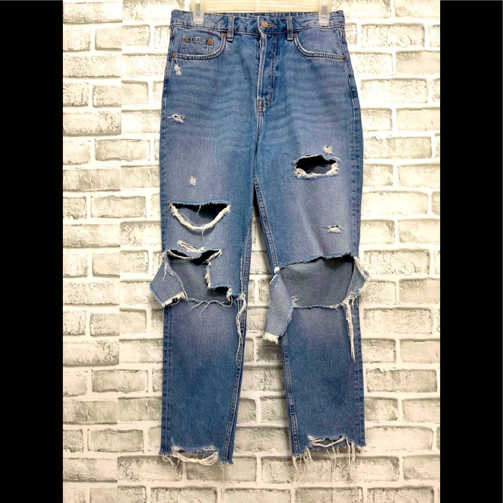 Ripped jeans . Blue color . Size 6